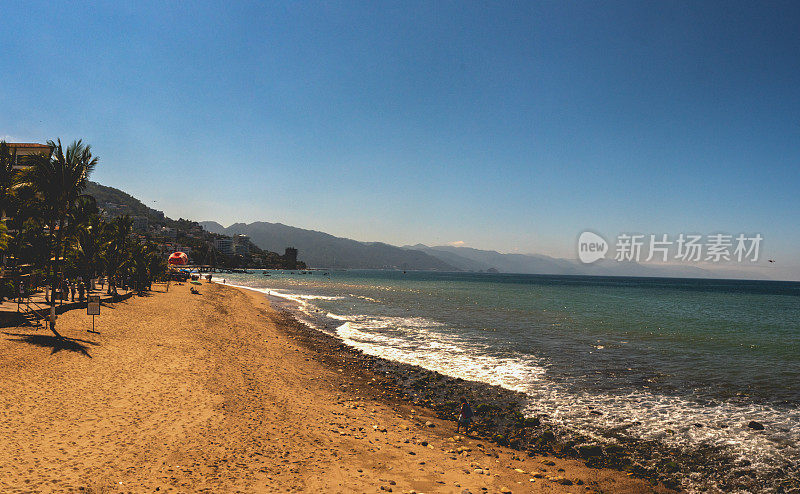 Banderas海滩与El Malecon木板路，Puerto Vallarta，墨西哥